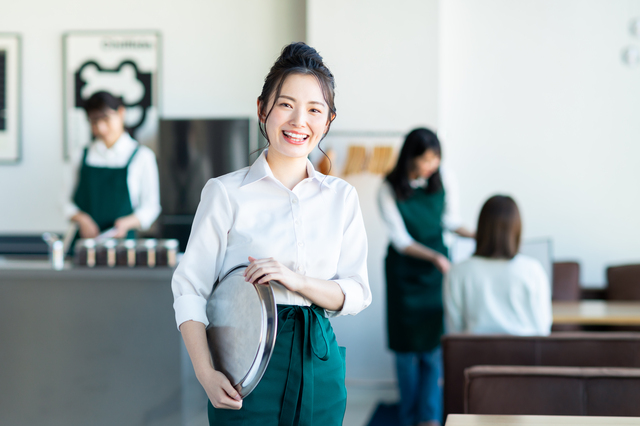 カフェの女性店員