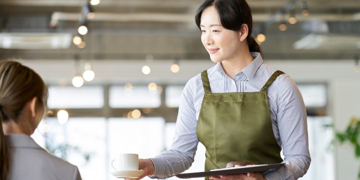 カフェスタッフになるには？資格の必要性やスキルなど