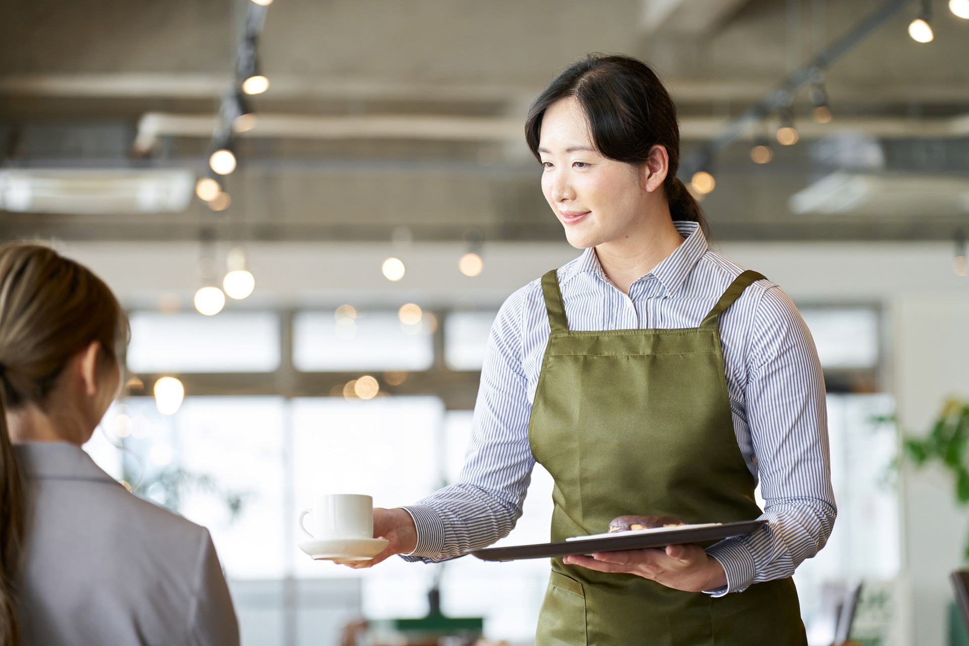 カフェスタッフになるには？資格の必要性やスキルなど